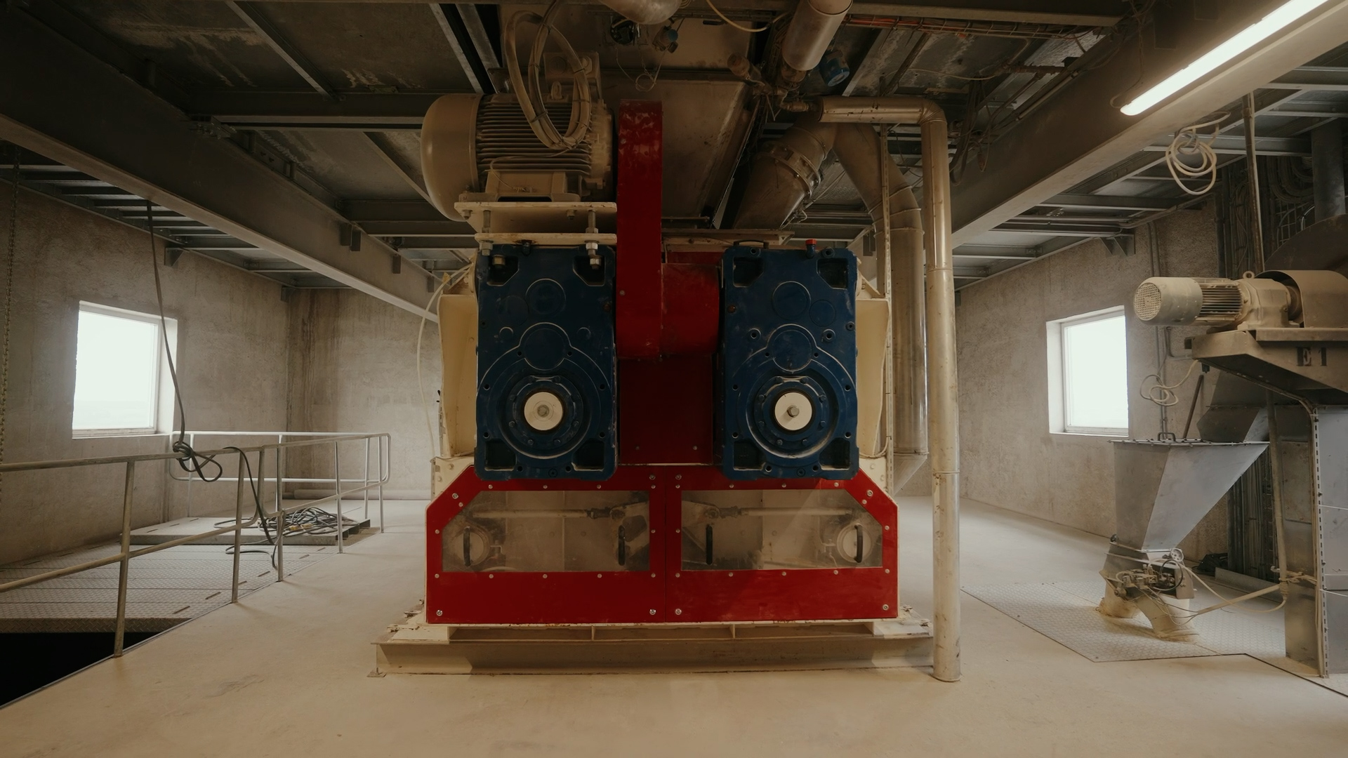 Ligne de production avec remplissage de seaux, mise en couvercle et équipements de fabrication d'aliments pour animaux